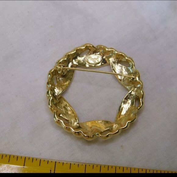 Trifari Gold tone Round Wreath Brooch Vintage Signed Pin - Picture 3 of 5